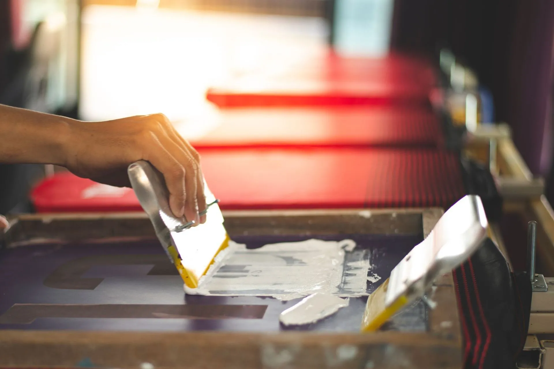 Serigrafi malzemeleri, baskı kalıpları ve yardımcı ekipmanlarla profesyonel serigrafi baskı süreci. Serigrafi malzemeleri, baskı kalıpları ve yardımcı ekipmanlarla profesyonel serigrafi baskı süreci.