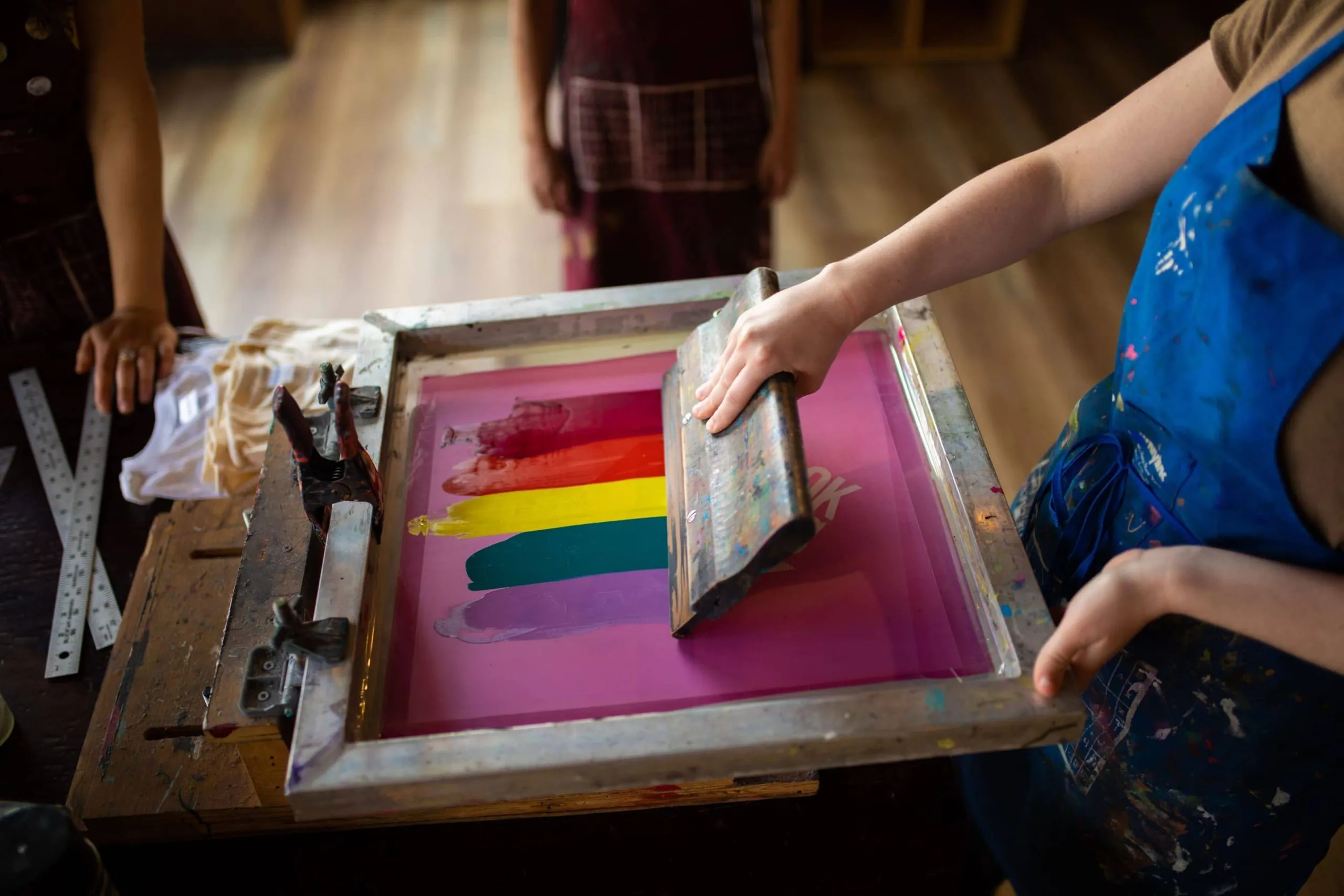 Vakumlu serigrafi baskı makinası ile yapılan profesyonel baskı uygulaması – OkanGökhan serigrafi makineleri 2025