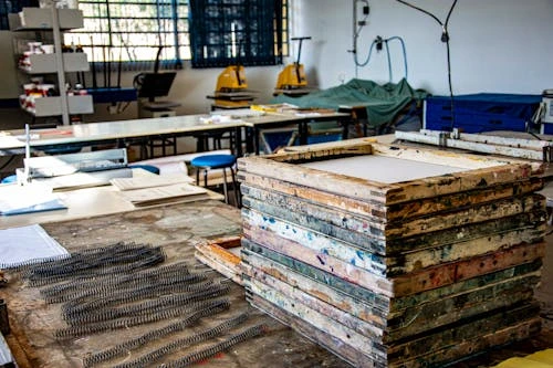 Serigrafi emprime baskı atölyesinde üst üste dizili serigrafi kalıpları – emprime baskı nedir açıklayıcı görsel