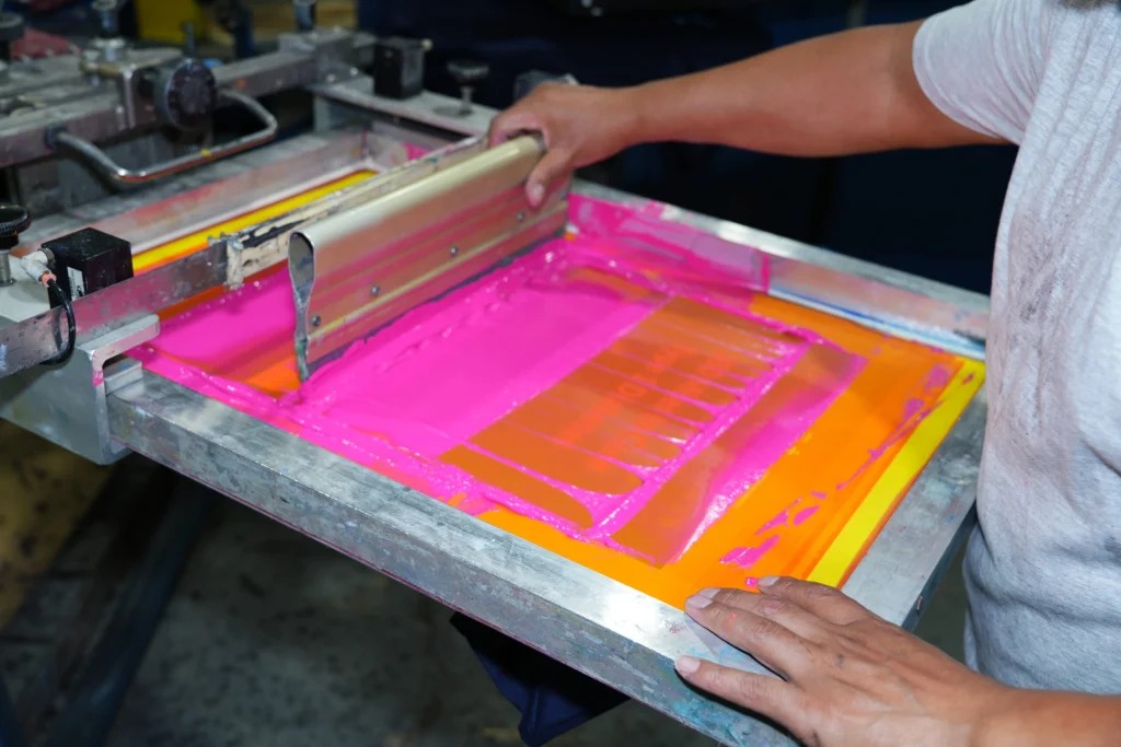 serigrafi baskıda boya türleri kullanılarak yapılan tekstil baskı uygulaması
