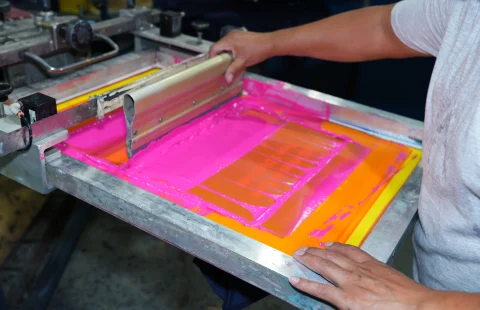 serigrafi baskıda boya türleri kullanılarak yapılan tekstil baskı uygulaması