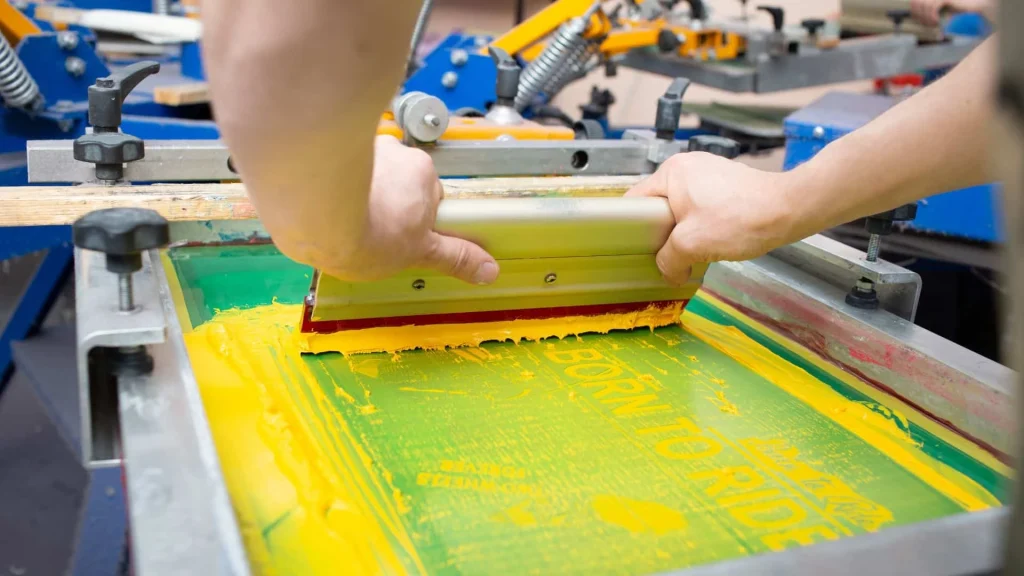 Serigrafi malzemeleri ile ragle kullanarak yapılan serigrafi baskı uygulaması