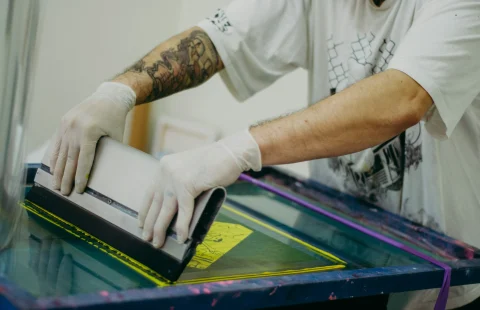 Serigrafi malzemesi kullanılarak yapılan serigrafi baskı uygulaması – ragle ile baskı örneği
