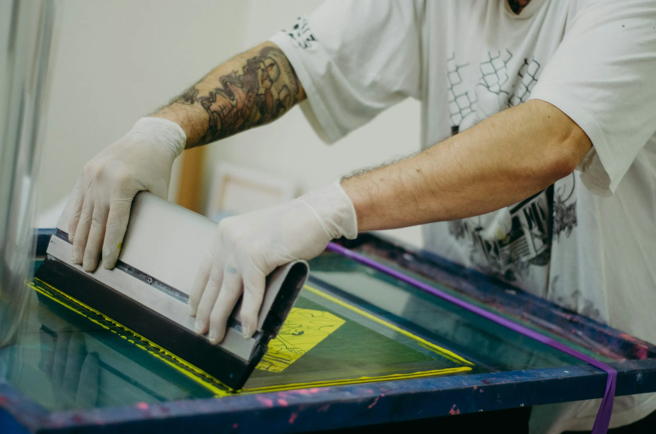 Serigrafi malzemesi kullanılarak yapılan serigrafi baskı uygulaması – ragle ile baskı örneği