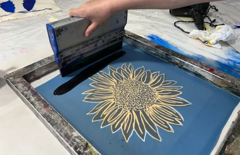 Serigrafi baskı işi karlı mı sorusuna örnek olacak şekilde profesyonel serigrafi baskı makinesinde tekstil üzerine desen basımı yapılırken detaylı görünüm