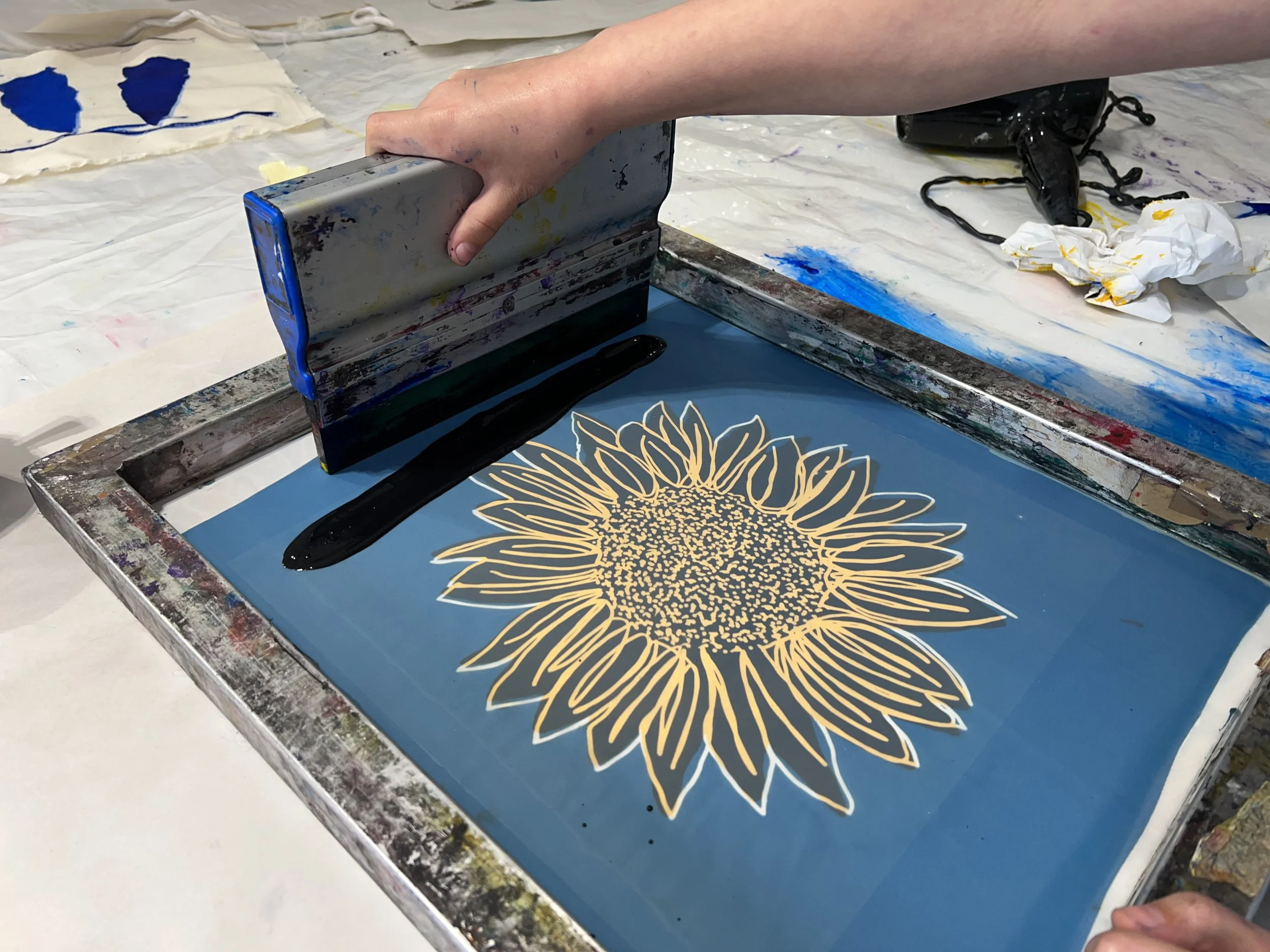 Serigrafi baskı işi karlı mı sorusuna örnek olacak şekilde profesyonel serigrafi baskı makinesinde tekstil üzerine desen basımı yapılırken detaylı görünüm