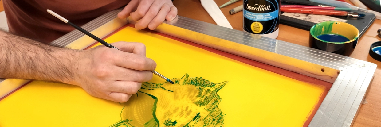 Serigrafi baskıya başlamak için ne gerekir: başlangıç ekipmanları (elek, emülsiyon, rakle, baskı tezgahı)