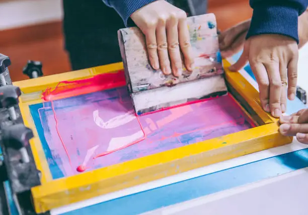 Serigrafi baskıda registration ayarı yapılan çok renkli tekstil baskı uygulaması