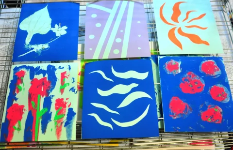 Serigrafi baskıya başlamak için kullanılan baskı makinesi, kalıp ve atölye ekipmanları