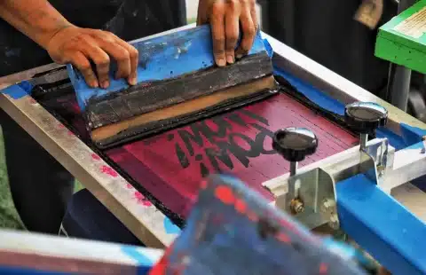 Metal üzerine serigrafi baskı ragle ve serigrafi kalıbıyla baskı uygulaması