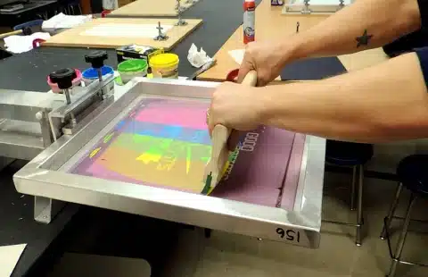 Plastik üzerine serigrafi baskı uygulamasında kalıp ve ragle kullanımı