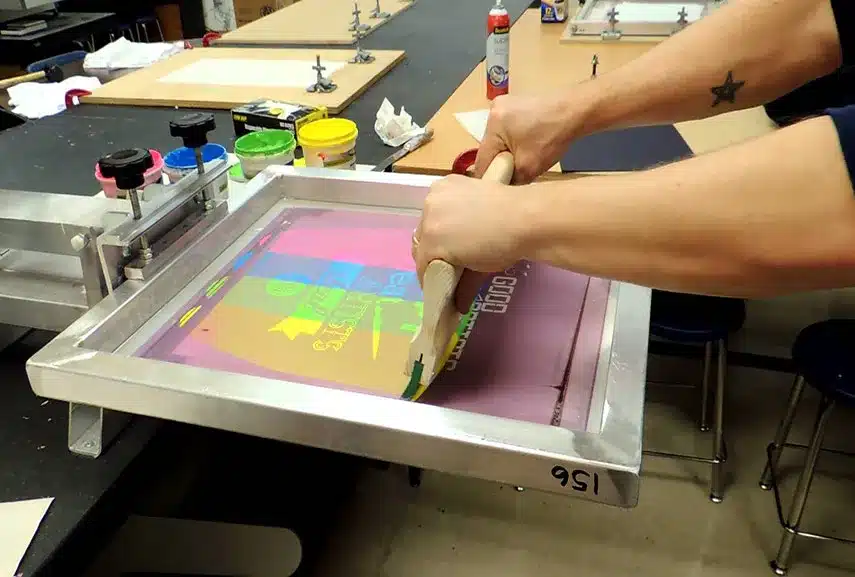Plastik üzerine serigrafi baskı uygulamasında kalıp ve ragle kullanımı