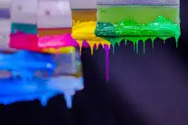 Serigrafi boyası neden tutmaz sorusunu anlatan, farklı renklerde serigrafi boyalarının yüzeye uygulanmasını gösteren görsel