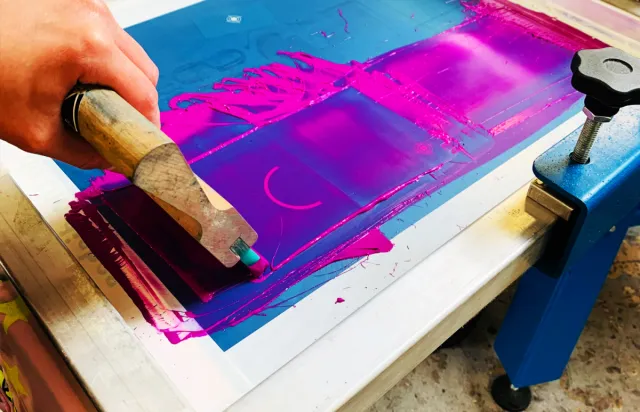 Serigrafi ipek numarası seçimi için farklı mesh numaralarına sahip serigrafi kalıpları