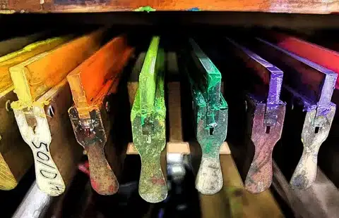 Manuel serigrafi makinesi kullanım alanları için farklı renklerde serigrafi ragleleri