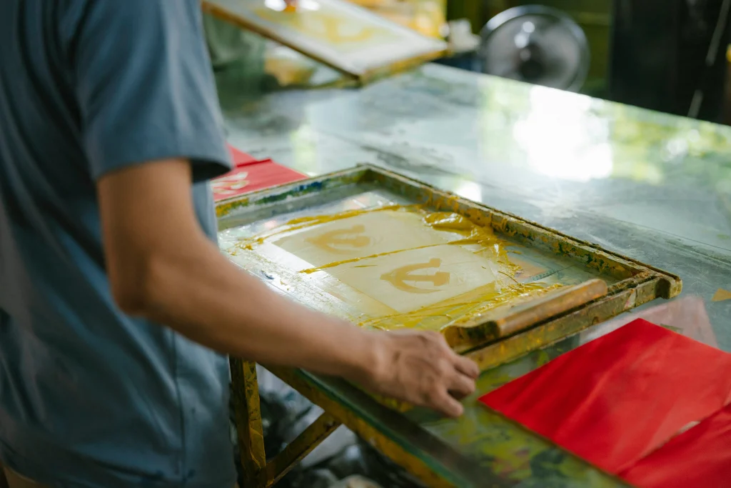 Parfüm şişesi baskı makinesi ile cam şişeye serigrafi baskı