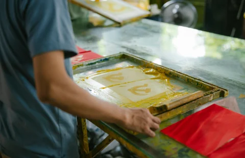 Parfüm şişesi baskı makinesi ile cam şişeye serigrafi baskı
