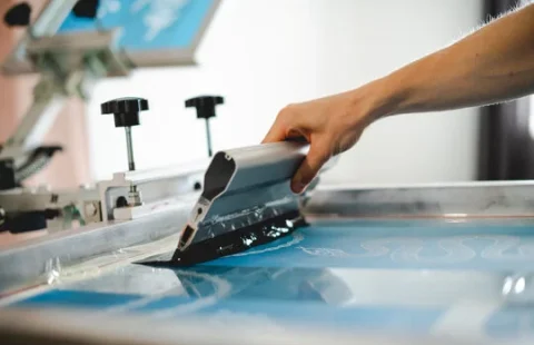 Serigrafi baskı fiyatları için adet, renk sayısı, baskı ölçüsü ve kalıp maliyetinin değerlendirilmesi