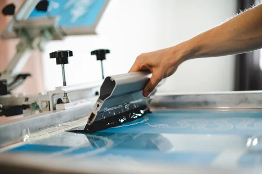 Serigrafi baskı fiyatları için adet, renk sayısı, baskı ölçüsü ve kalıp maliyetinin değerlendirilmesi