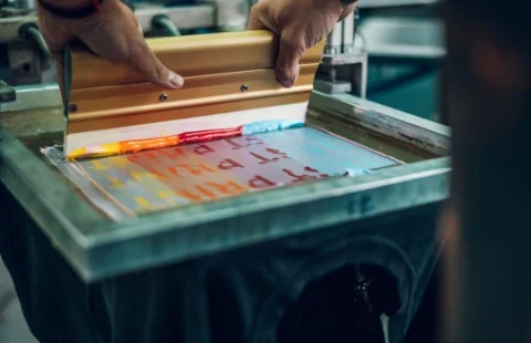 The question of when to change screen printing silk is answered by checking the tension and mesh surface of the screen printing plate.