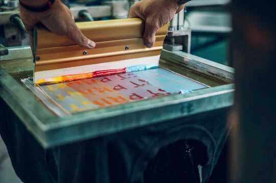Tampon baskı mı serigrafi mi karşılaştırması için serigrafi baskı uygulaması