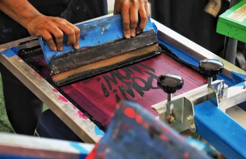 Yıkamada çıkmayan baskı için serigrafi boya ve fikse işlemi
