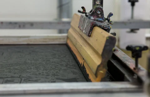serigrafi baskı teknik şartnamesi hazırlarken baskı ölçüsü, renk, yüzey ve kalite kriterlerinin kontrolü