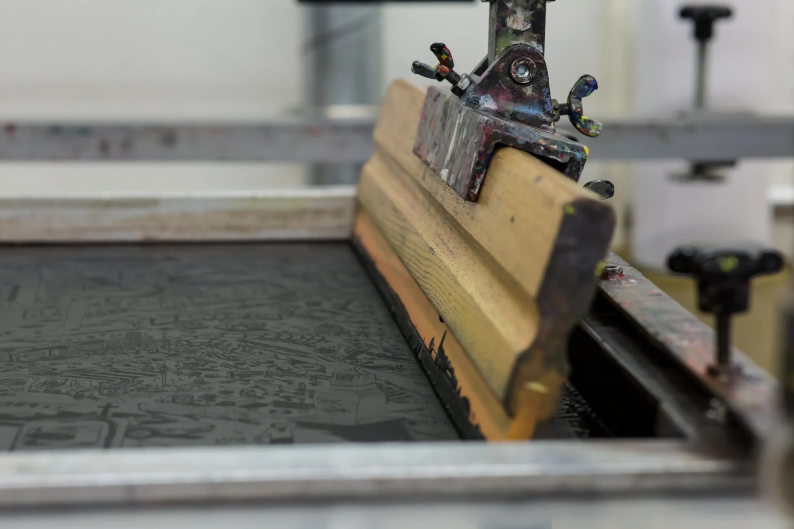 serigrafi baskı teknik şartnamesi hazırlarken baskı ölçüsü, renk, yüzey ve kalite kriterlerinin kontrolü